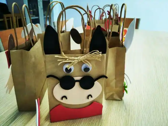 市六小低年级手工班作品展(一)------漂亮的纸袋