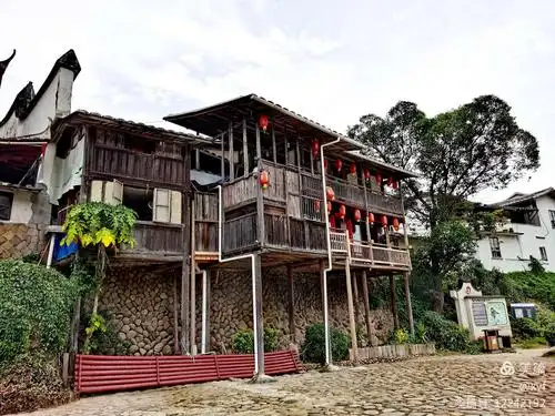 沿溪而筑的特色民居---虚脚楼与竹筏.