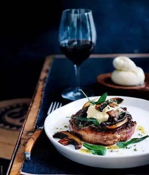 牛排配红酒