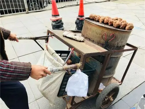 贵阳人眼中的烤红薯,叫"饭"薯!_铁桶