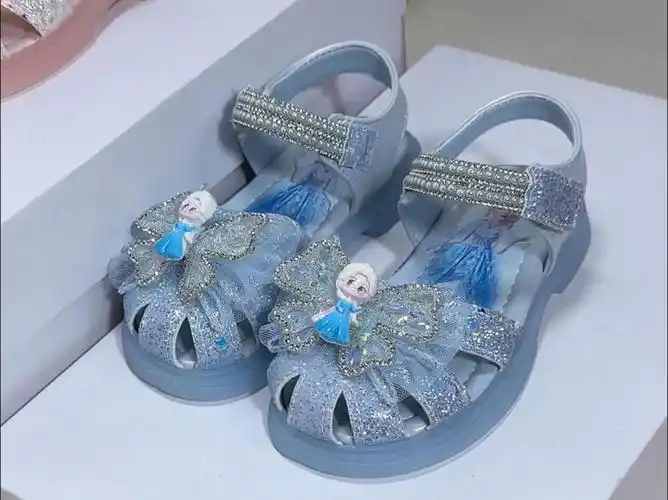 儿童凉鞋新风尚,包头设计更贴心,水钻亮灯蝴蝶,点亮每一步
