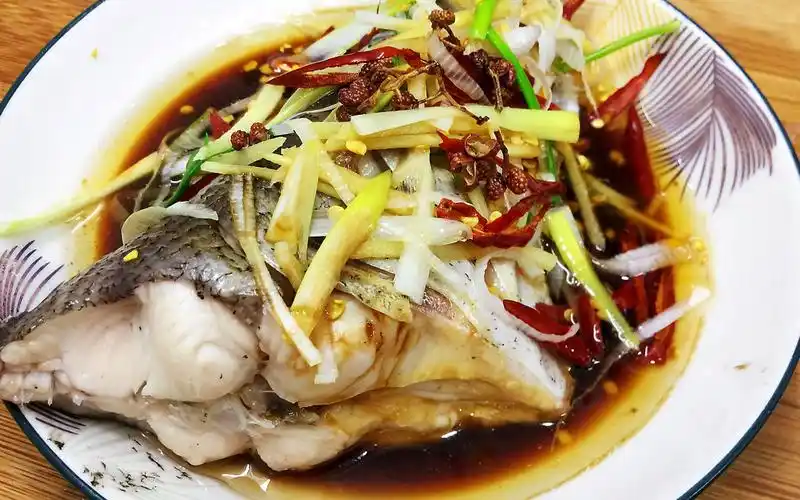 清蒸花鲢的家常做法,简单易学,您也可以做大厨