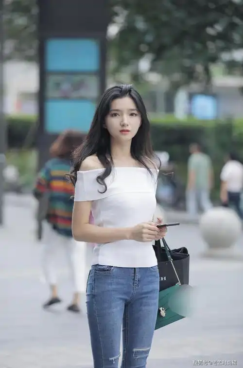 甜美的可爱美女, 紧身牛仔裤让她更迷人