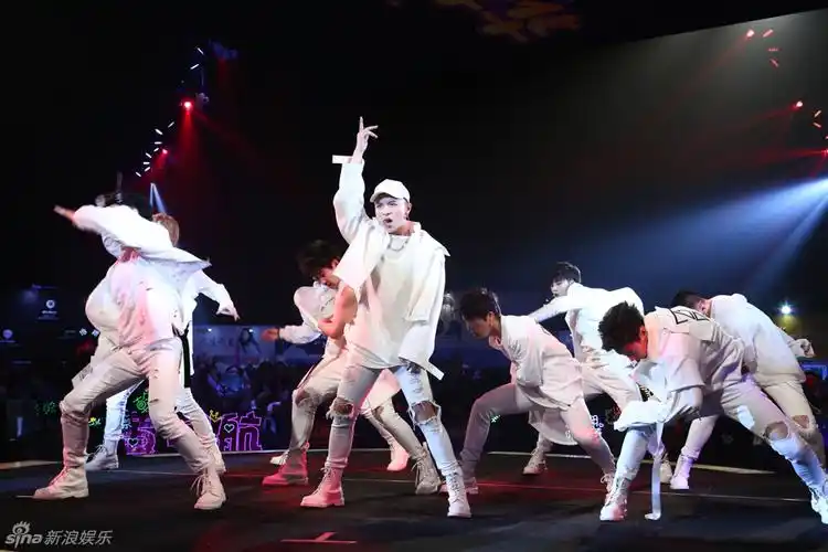 组图:zerog亮相粉丝嘉年华 开场热舞引爆全场_高清图集_新浪网