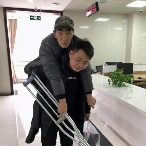 平利小伙子助人为乐工作人员瞬间被感动的稀里哗啦