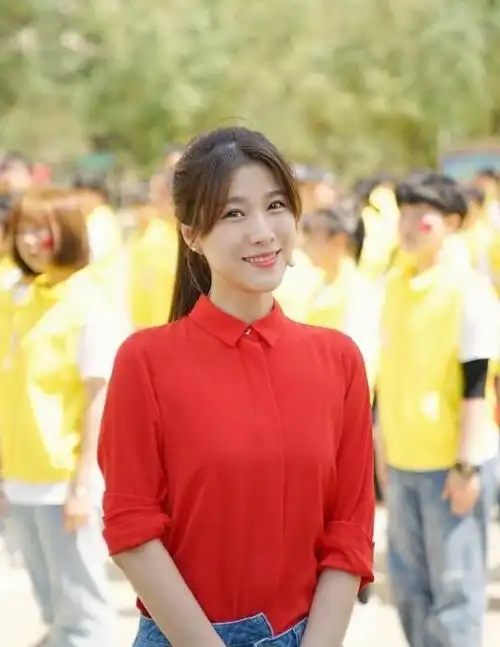 主持人悦悦是一位时尚又有学识的美女做得了养生玩得转时尚