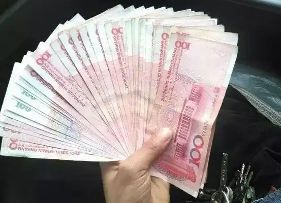 结婚买房没钱,火车上一陌生阿姨塞给俺一个包裹,里面有五十万