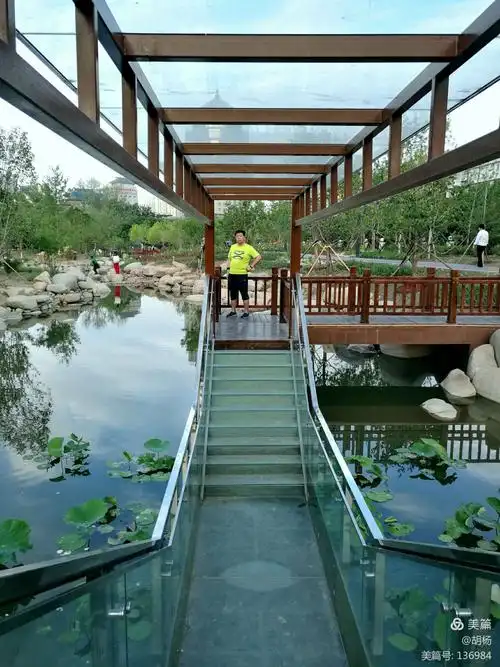 玻璃栈道建在水下,有特点.