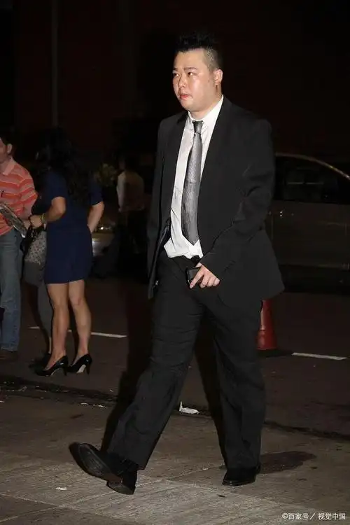 身材肥胖的男士在选择西服时,确实需要特别注意一些原则和细节,以确保