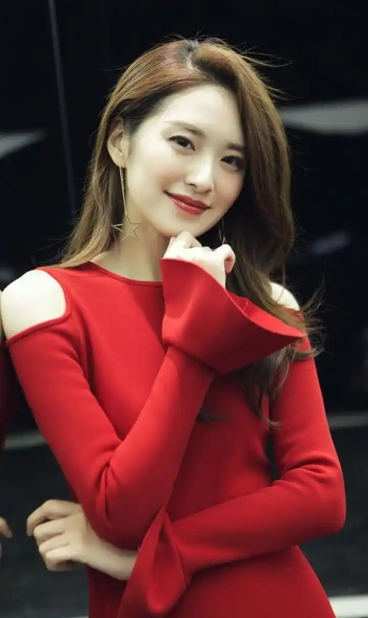 湖南卫视美女主持人:刘烨#明星生图大赏# #我们都爱聊八卦# #娱乐