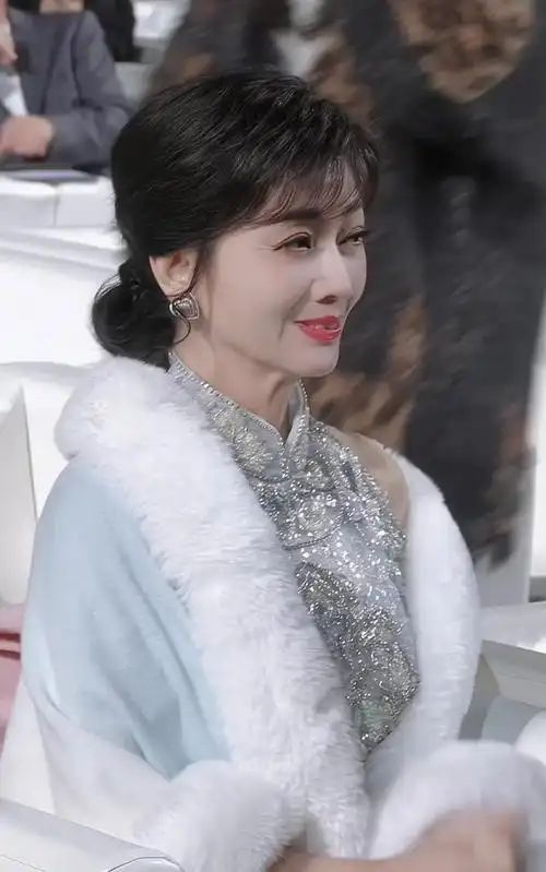 赵雅芝近照70岁像40岁,网友:又老又浓妆艳抹,好可怕