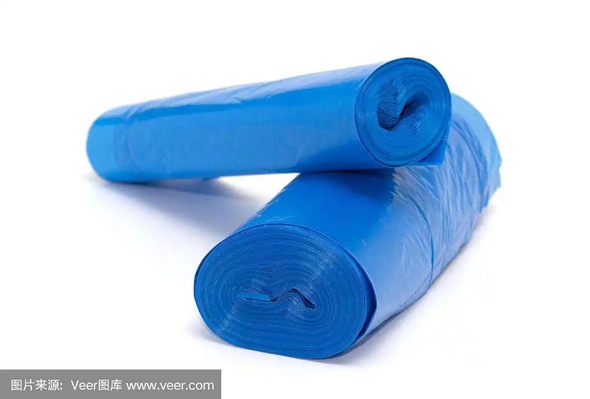 一卷蓝色的塑料垃圾袋孤立在白色上