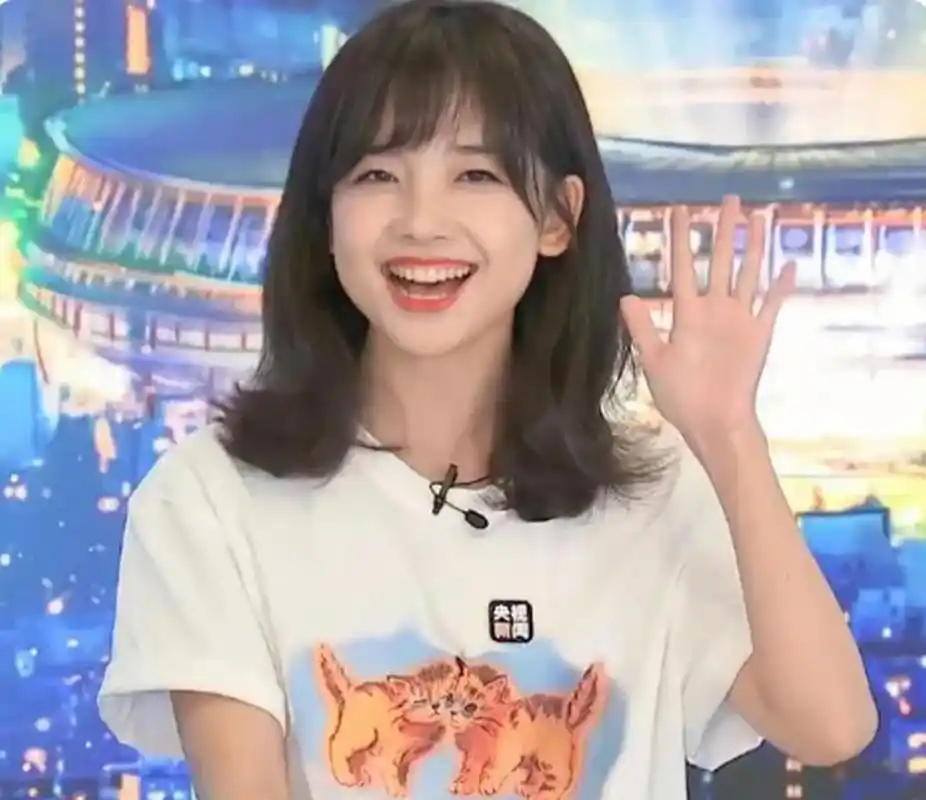 王冰冰采莲写真曝光,细腻皮肤透出迷人光彩  既少女