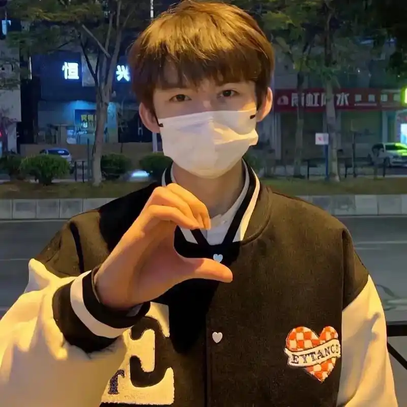 有爱的一天比心真人情侣头像无水印