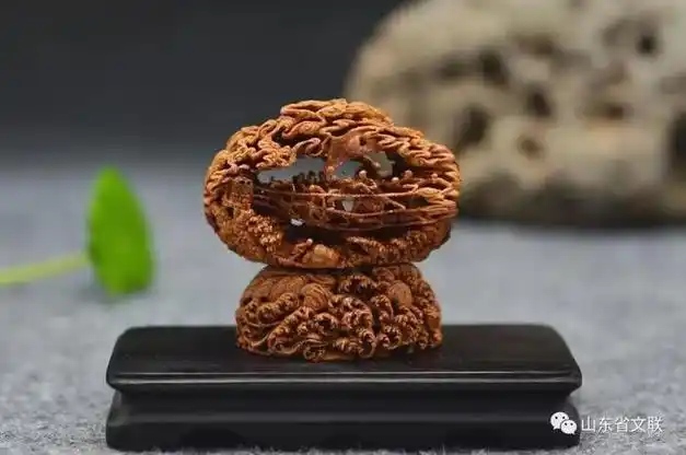 潍坊田洪波核雕艺术作品入展全国优秀青年民间工艺美术家作品展