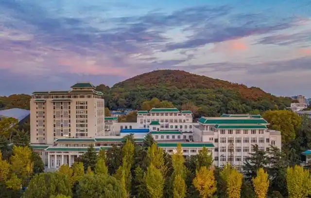 顺着珞珈山的美景拾阶而上,近代中国第一批国立大学——武汉大学映入