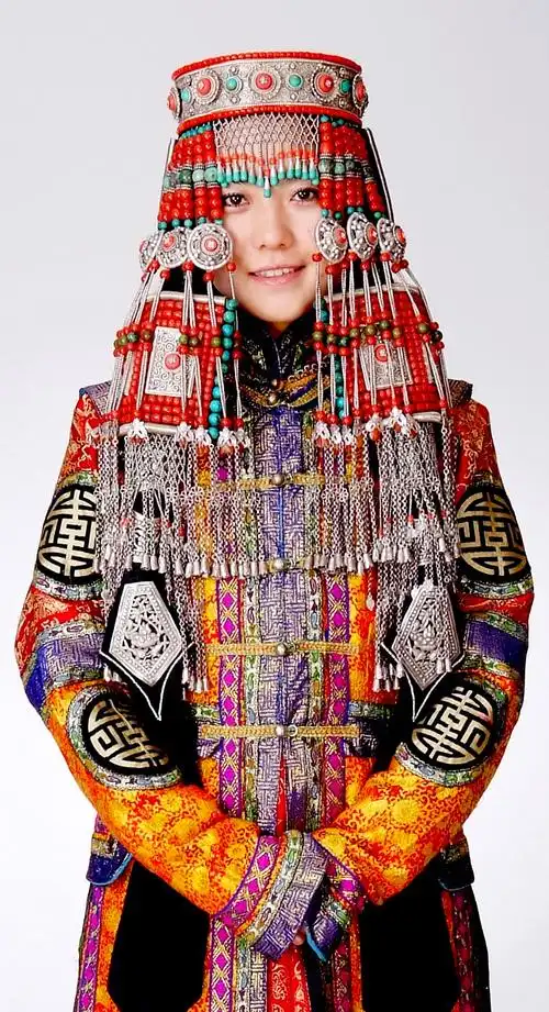 女人有钱戴在头上,男人有钱用在马上——蒙古族头饰