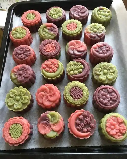 玲铛果做的彩色桃山皮月饼