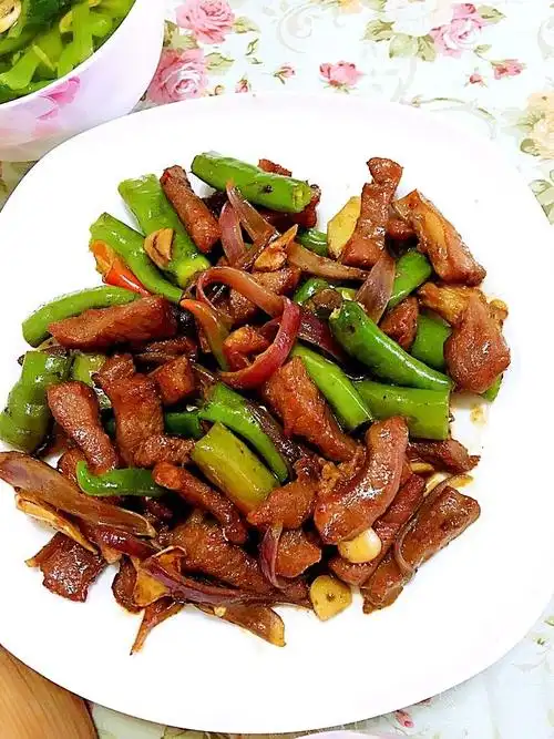 杭椒牛柳的食材和调料杭椒5个牛肉200克洋葱半个姜2片蒜4瓣生抽一勺