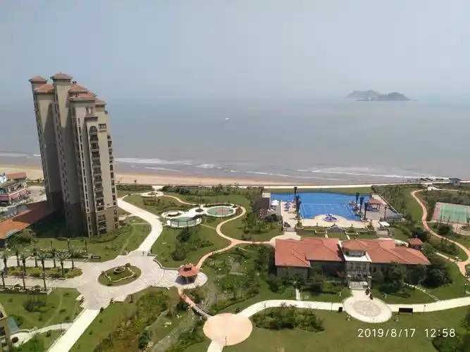 于当天傍晚6点半左右,入住了嵊泗列岛天悦湾假日酒店,这是酒店的外景