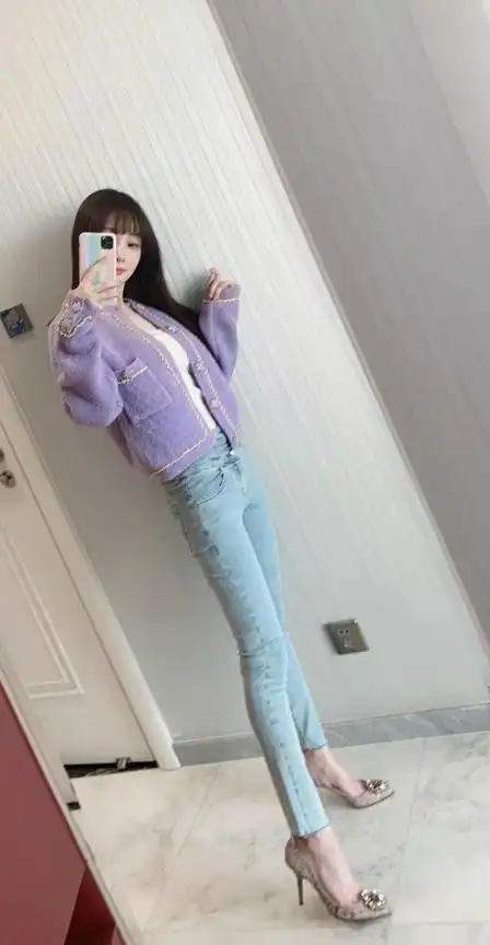 李小璐频繁凹造型,穿浅色牛仔裤配高跟鞋,少妇的年纪身材像少女