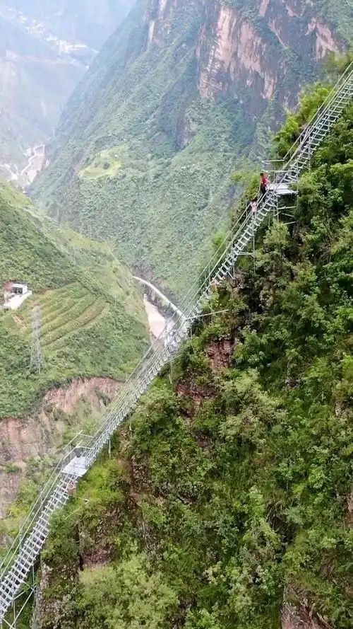 四川大凉山悬崖村天梯, 共有2556级钢梯,爬上去要两个多小时!