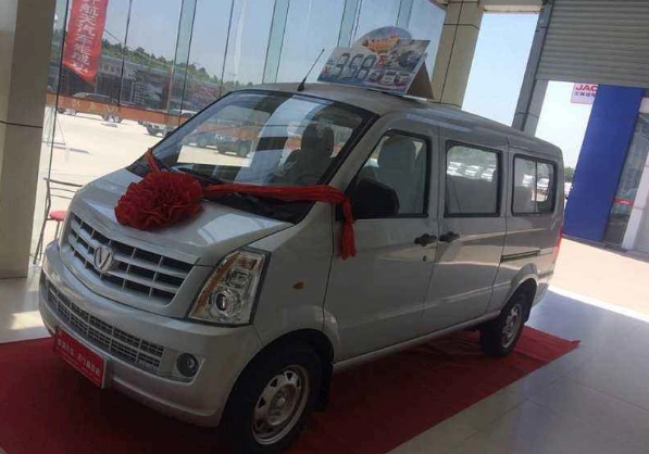 面包车越野黄河大滩,不料深陷河沟,挖掘机拖拽却成"废铁"!