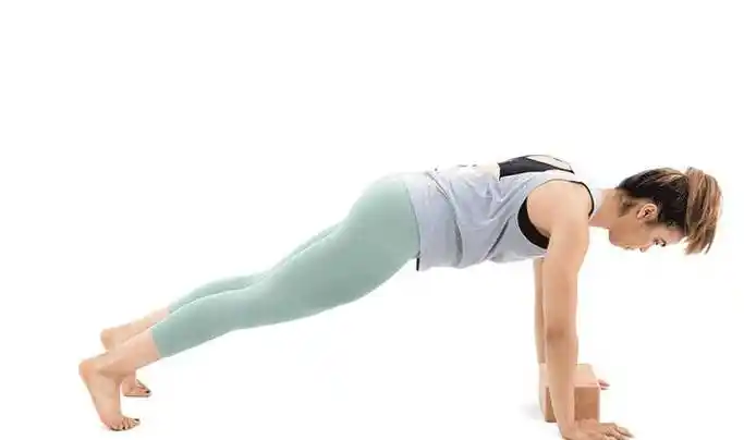 保持斜板式,瑜伽砖放双手中间呼气,收紧核心,双手屈肘向下进入四柱