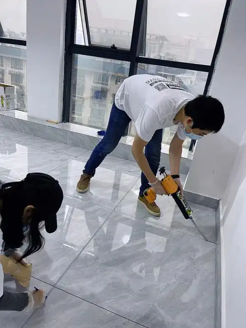 装修现场直击之——美缝施工tips.2