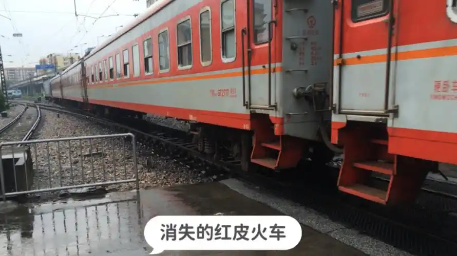 消失的红皮火车,k1208次列车通过广州射击场道口