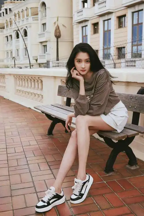 关晓彤梳麻花辫亮相美到大家穿白裙秀美腿浪漫感十足好惊艳