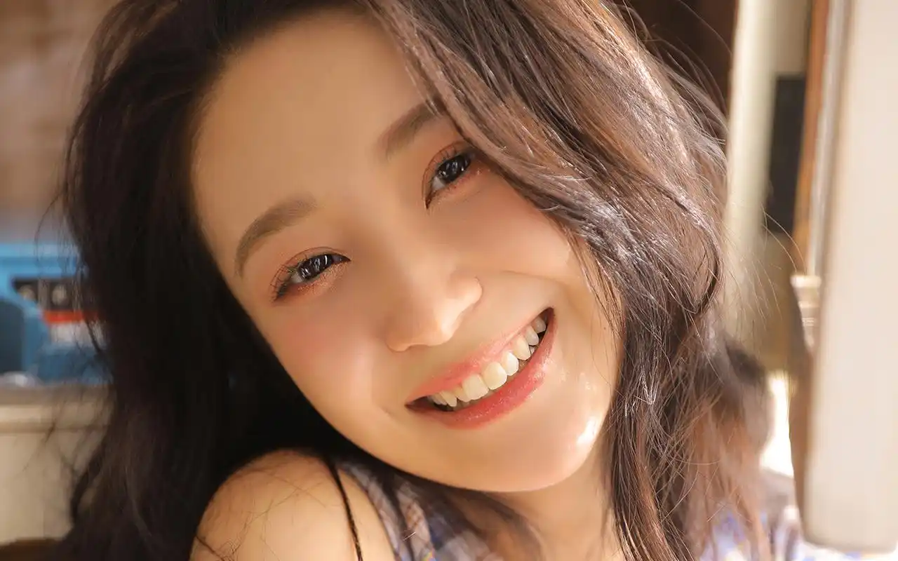 气质美女格子长裙诱人写真高清电脑壁纸高清大图预览1920×1200_美女