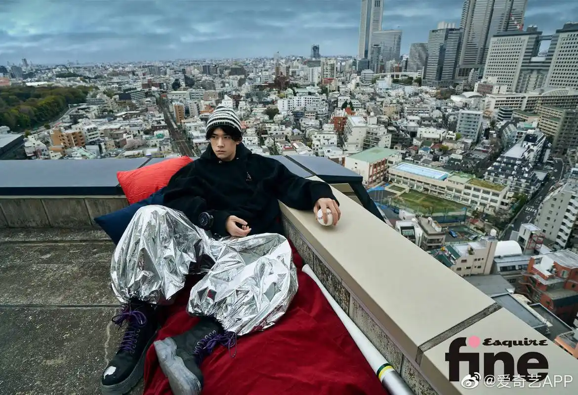 易烊千玺解锁《时尚先生esquirefine》封面,带助理上杂志获赞誉