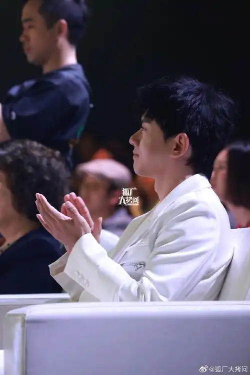 张杰纯白西装套装