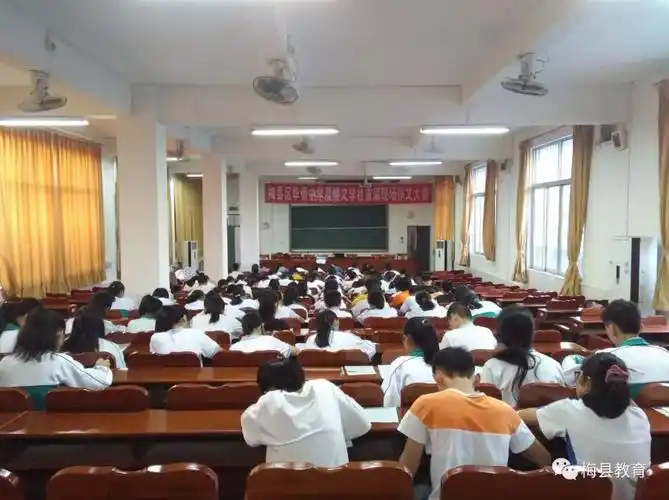 梅县区华侨中学举办首届现场作文大赛