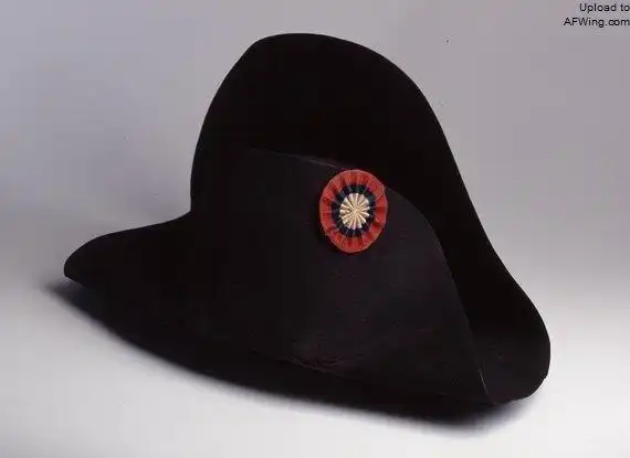 拿破仑的双角帽,饰有帽章