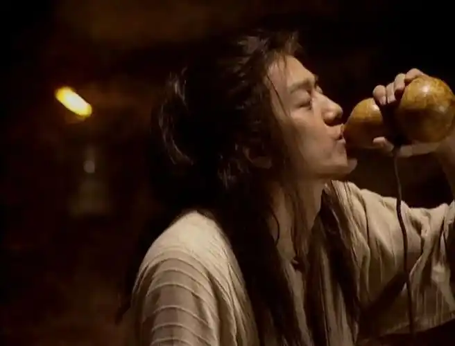 《山河令》里的cp有多好嗑我不知道,但是酒和武侠是真的很搭