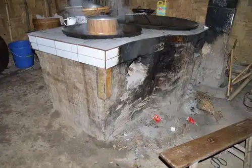 这是厨房里的老式土灶