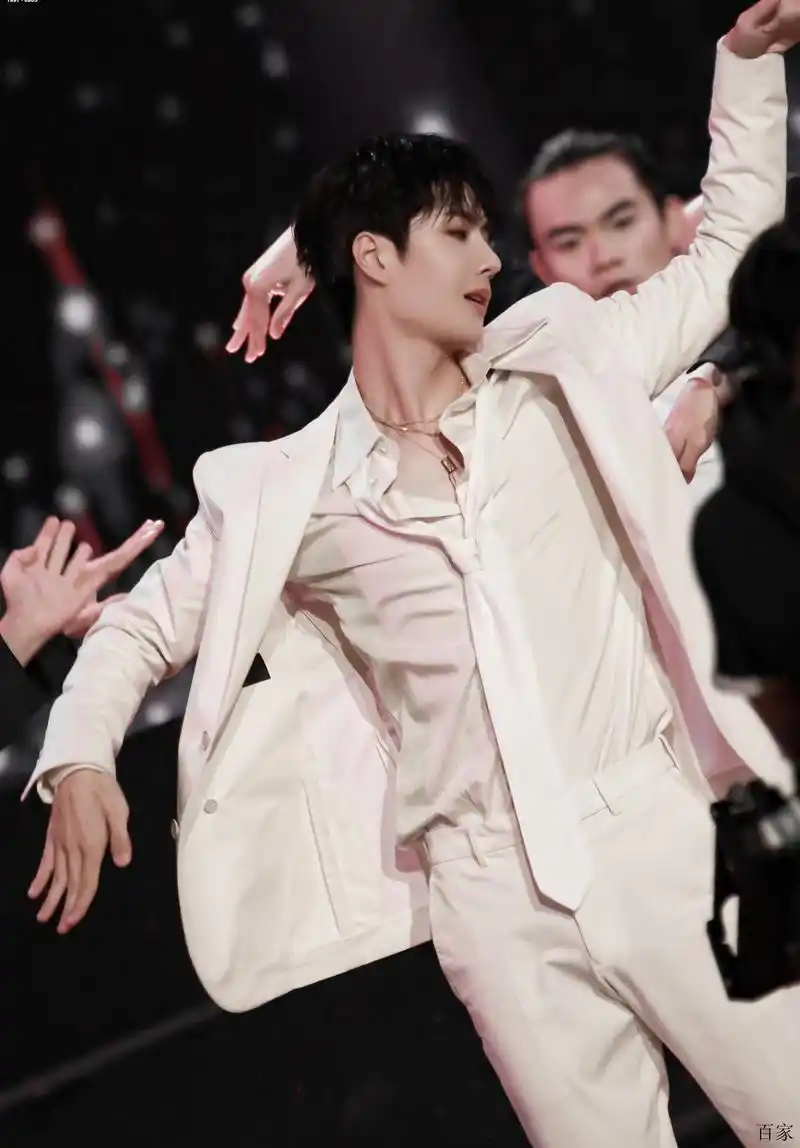 王一博湖南卫视双11晚会,《散落的华服》舞台欲到炸,勾人心魂!