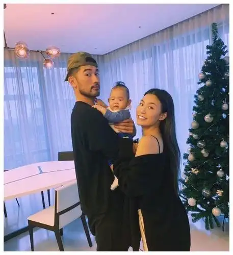 高以翔女友罕见晒"一家三口"照,男方去年就有"成家"打算?