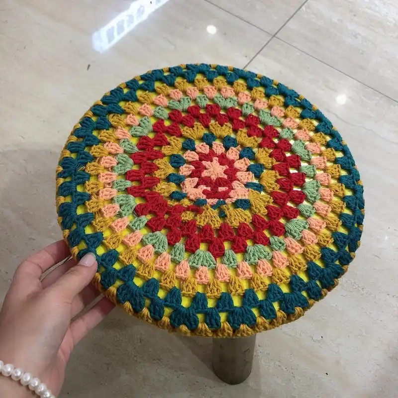 再一圈各三空一   再钩一圈长针一圈花边 钩一条可以围住凳子的锁针