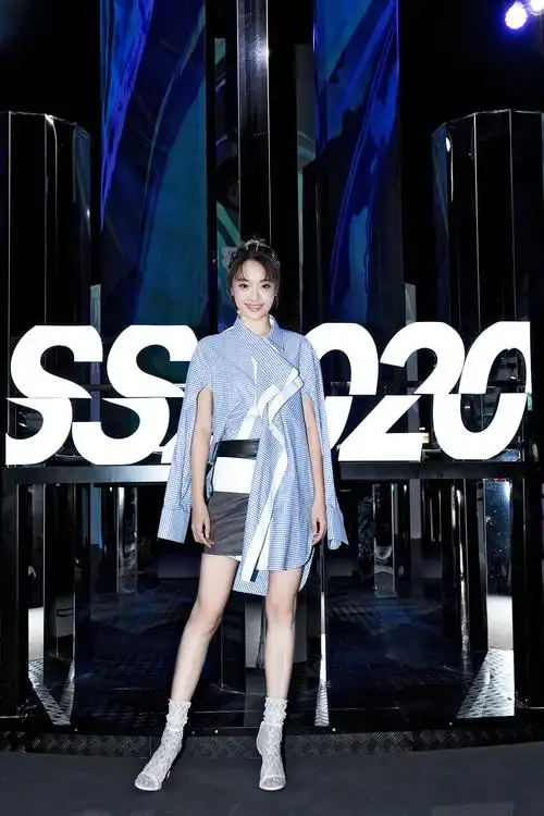 孙铱受邀参加上海时装周随性洒脱鬼马十足