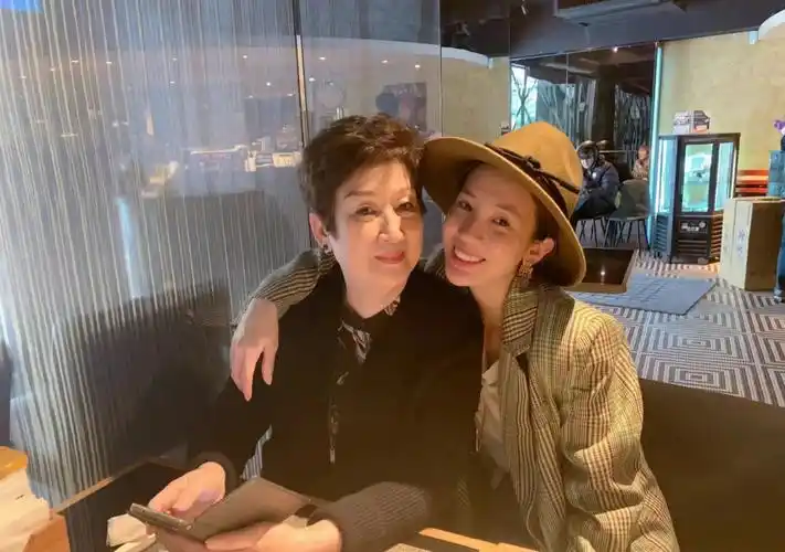 女星张艾亚秘密闪婚大7岁老公是10年前旧爱旧情复燃不到1年