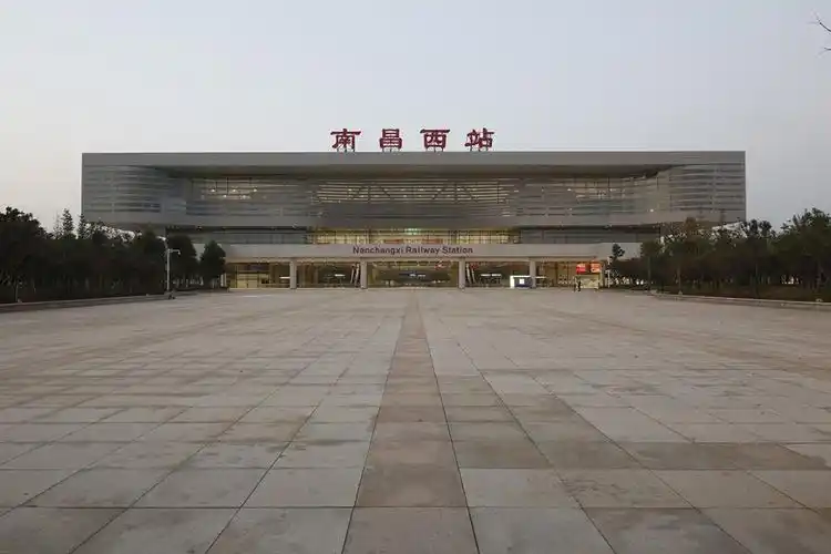 新生由南昌西站北广场出站口出站,出站后即可看见我校身穿红色带有