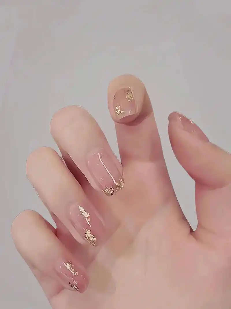 显白的裸色短甲#裸色美甲 #适合上班族的简约短甲推荐 #短甲 - 抖音