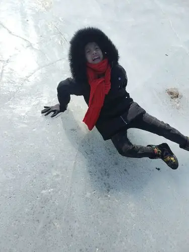 摔倒了,好疼,看我那绝望的表情