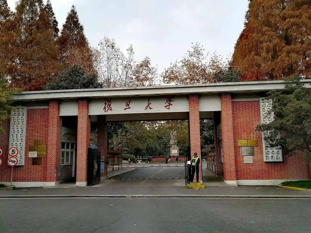 让您失望了,985大学的校门是这样的
