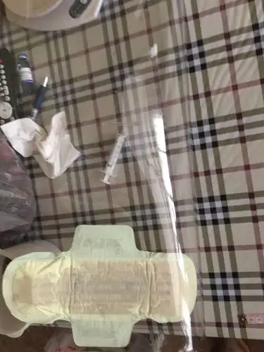 快湿透啦,同志们注意了,湿透一张卫生巾基本都月经过多了. 来