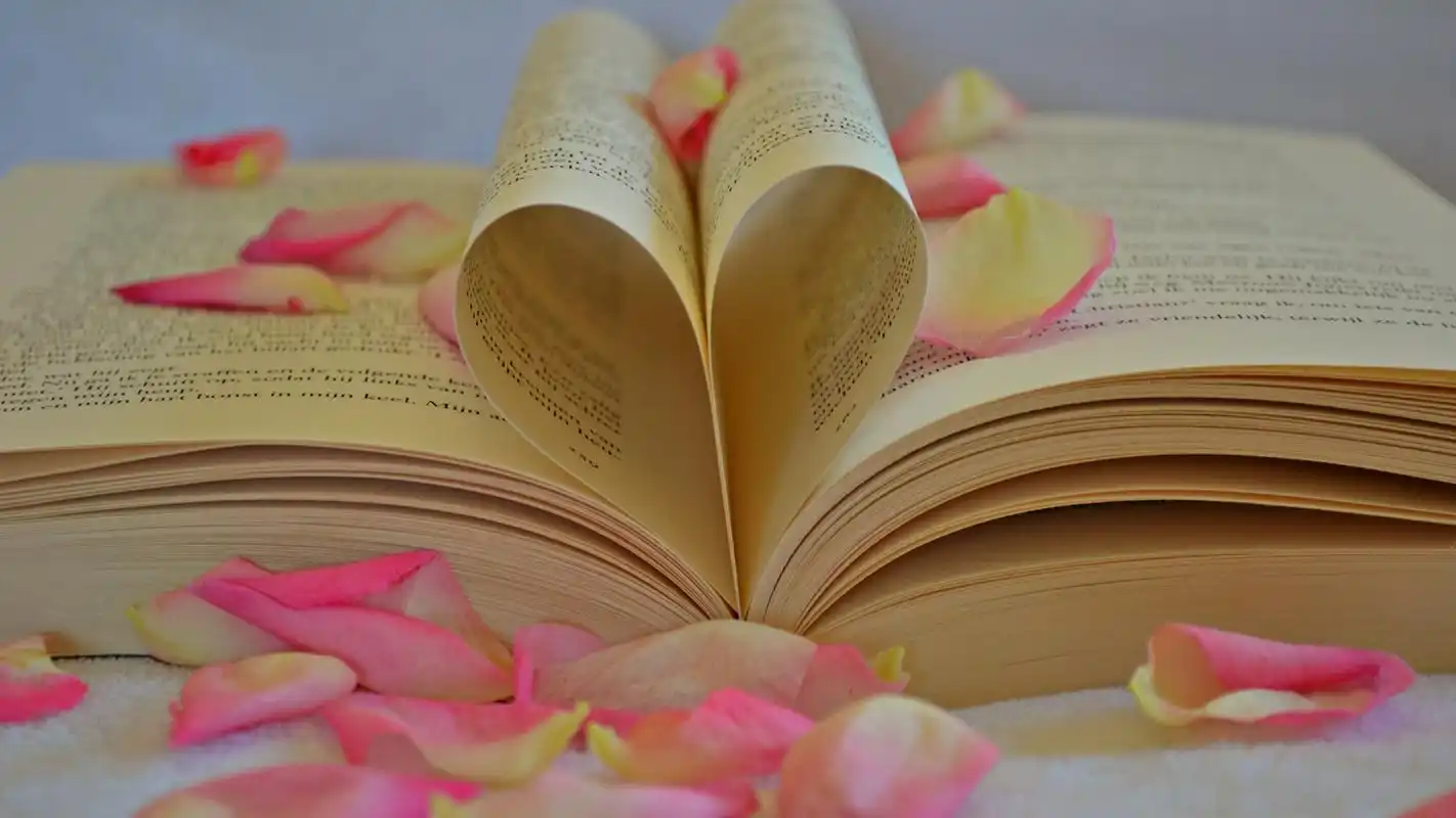 文艺书籍静物唯美高清桌面壁纸