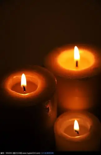 三条燃烧的蜡烛